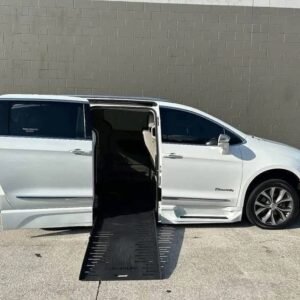 2018 Chrysler Pacifica BraunAbility XT Premium Wheelchair Accessible Van!